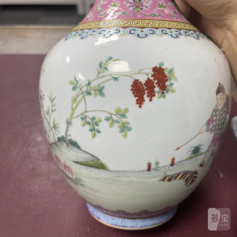 十九世纪 胭脂红地粉彩开光婴戏图双耳瓶 - 图11